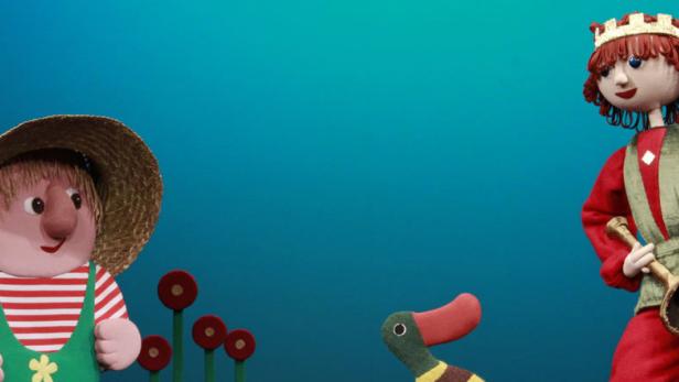 Ein Gärtner, ein König und eine Ente vor blauem Hintergrund.