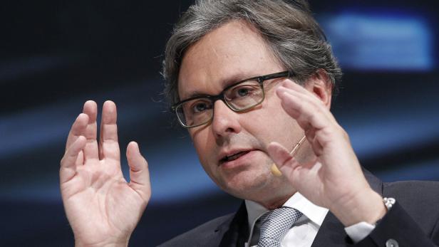 Ein Mann mit Brille gestikuliert während einer Rede.