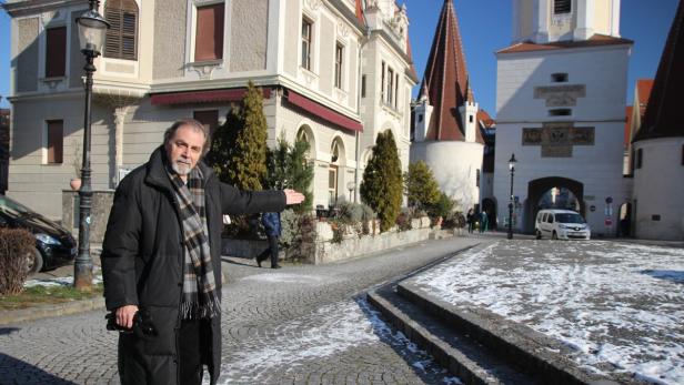 Norbert Hug zeigt, wo die Fahrbahn künftig verlaufen soll