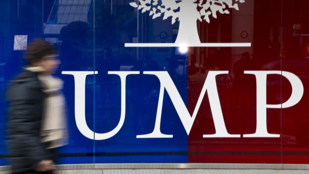 epa03478242 A pedestrian walks by the Union for a Popular Movement (UMP) headquarters in Paris, France, 19 November 2012. French right wing party Union for a Popular Movement (UMP) held elections on 18 November to choose their new party president, with former Prime Minister Francois Fillon standing against the current party president Jean-Francois Cope. Both candidates are claiming victory, in a contest plagued by vote fraud allegations. EPA/IAN LANGSDON