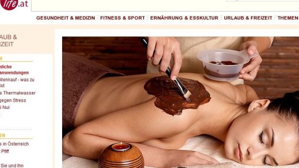 Eine Frau erhält eine Schokoladenmaske auf dem Rücken in einem Spa.