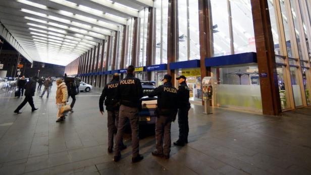 Polizei am Bahnhof in Rom.