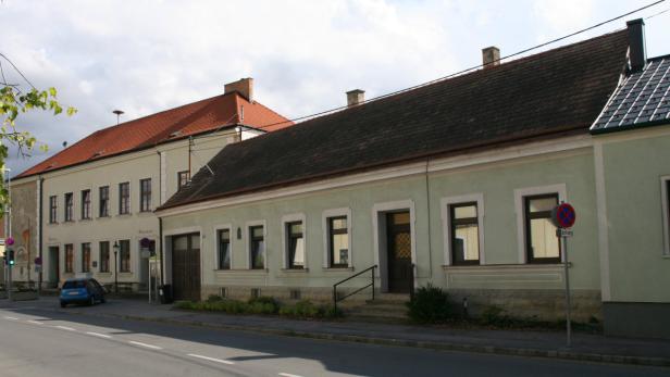 Blick auf eine Straße mit alten Häusern in einer Stadt.