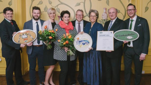 Siegerfoto: Familie Essl aus Rührsdorf mit den Ehrengästen.