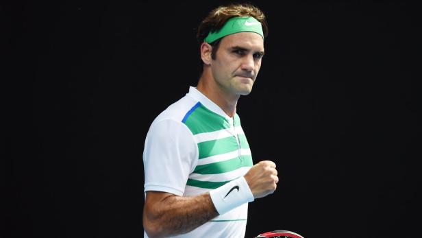Roger Federer ballt die Faust während eines Tennisspiels.