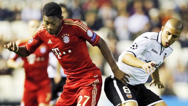 David Alaba (FC Bayern) im Zweikampf mit einem Spieler des FC Valencia.
