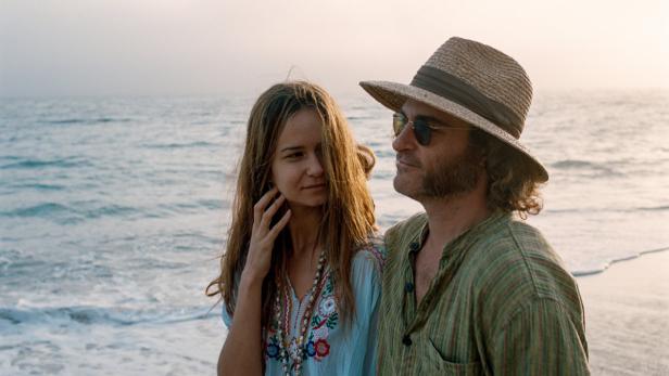 Die Ex als Auslöser für Bad Vibes bei Doc Sportello: Katherine Waterstone, Joaquin Phoenix