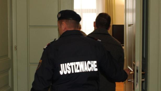 Beschuldigter am Weg zur Verhandlung im Landesgericht St. Pölten