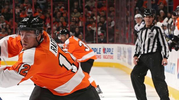 Ein Eishockeyspieler der Philadelphia Flyers mit der Nummer 12 auf dem Eis.