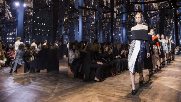 Paris steht derzeit ganz im Zeichen der Haute Couture, besonders auf die Show von Dior war man gespannt.