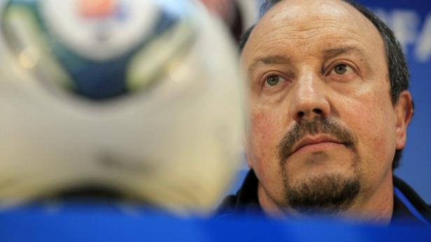 Rafael Benítez bei einer Pressekonferenz mit einem Fußball im Vordergrund.