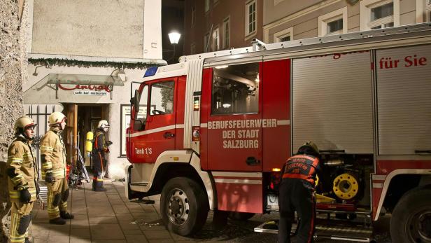 Feuerwehrleute bei dem Einsatz vor dem Cafe Central