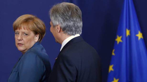 Nicht ganz auf Merkels Spuren: Während die ÖVP den harten Griechen-Kurs der deutschen Kanzlerin schätzt, versucht SPÖ-Kanzler Faymann andere Akzente zu setzen.