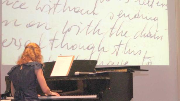 Klavierspielende Nina Edtinger und einer der Briefe der vertriebenen Ex-Schüler