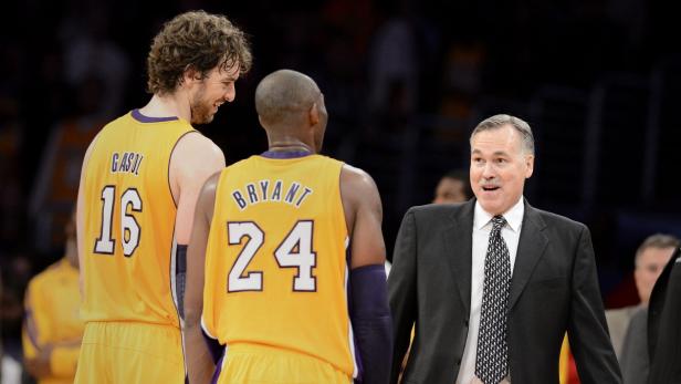 Pau Gasol, Kobe Bryant und Trainer Mike D'Antoni während eines Basketballspiels.