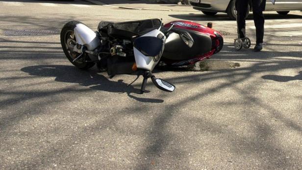 Moped prallte gegen einen Pkw