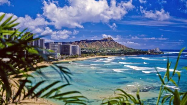 Blick auf Waikiki Beach mit dem Diamond Head Krater im Hintergrund.