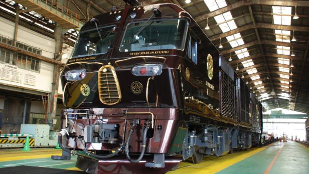 Der Luxuszug „Seven Stars in Kyushu“ steht in einer Wartungshalle.