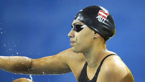 Eine Schwimmerin mit Badekappe der österreichischen Nationalmannschaft.