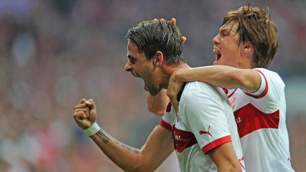 Zwei Fußballspieler des VfB Stuttgart jubeln gemeinsam über einen Sieg.