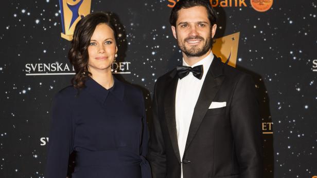 Prinz Carl Philip und Prinzessin Sofia von Schweden posieren auf einem Event.