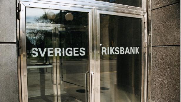 Der Eingang zur schwedischen Reichsbank (Sveriges Riksbank) mit Glastüren.