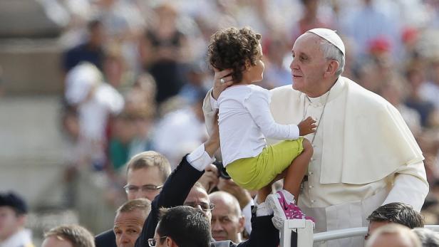 Papst Franziskus wendet sich den Gläubigen zu, auch den Kleinsten: Sein Reformeifer kommt auch in der römischen Kurie gut an.