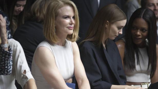 Nicole Kidman und Rooney Mara sitzen in der ersten Reihe einer Modenschau.