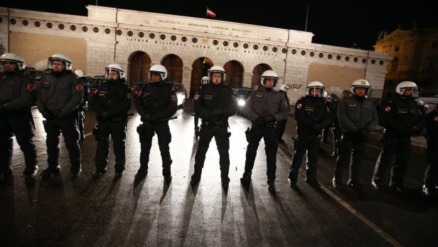 Polizeiaufgebot vor der Hofburg beim Akademikerball im Vorjahr