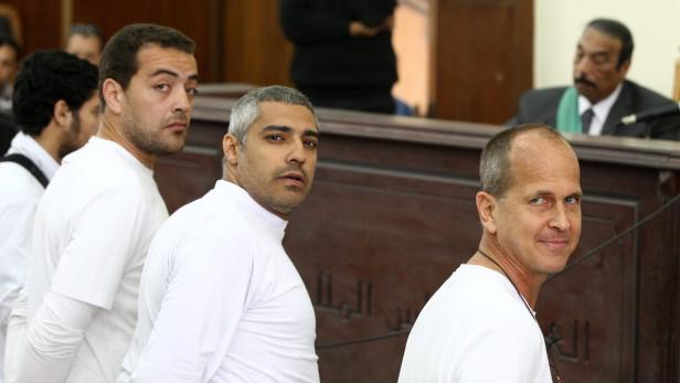 Australier Peter Greste (ganz rechts) kam bereits frei. Der Journalist Mohammed Fahmi (Mitte) und der Journalist Baher Mahmoud (links) blieben noch in Haft.
