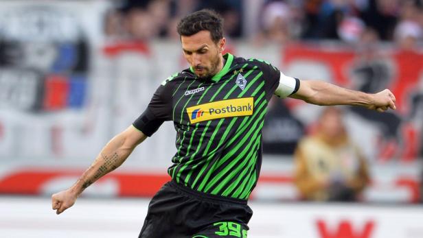 Ein Fußballspieler im Trikot von Borussia Mönchengladbach auf dem Spielfeld.