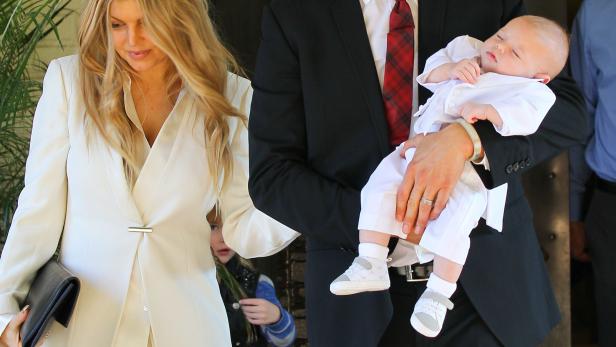 Josh Duhamel und Fergie verlassen mit ihrem Baby eine Kirche.