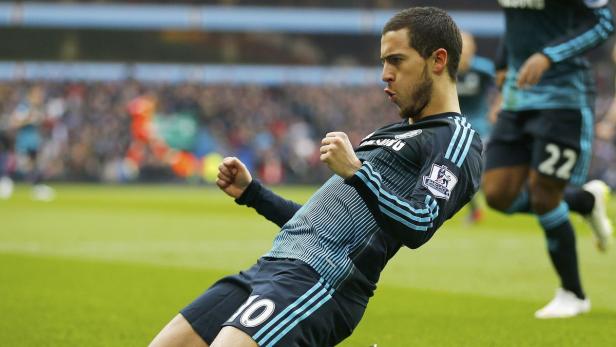 Eden Hazard jubelt auf dem Spielfeld.