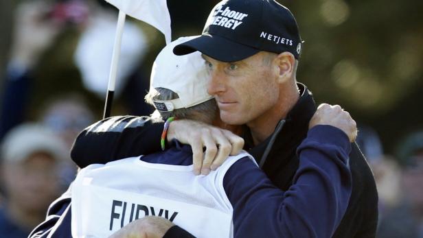 Jim Furyk umarmt seinen Caddie nach einem Golfturnier.
