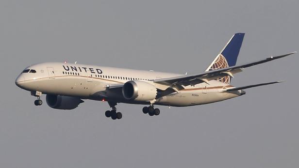 Eine Boeing 787 von United Airlines im Landeanflug.