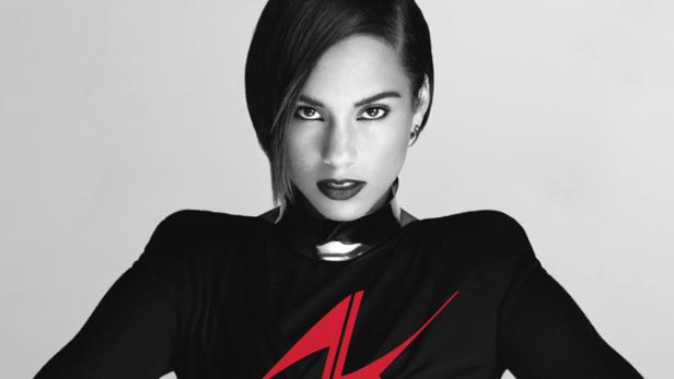 Porträt von Alicia Keys mit kurzem, dunklem Haar und einem schwarzen Oberteil mit rotem Muster.