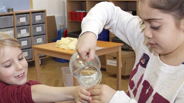 Marie und Gönül prüfen den Wasserdruck