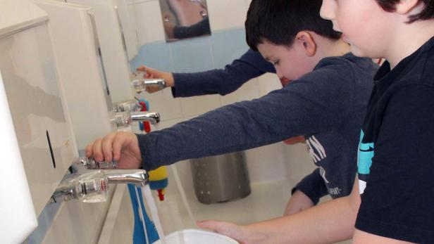 Wichtigster Unterschied zu einem normalen Klassenzimmer: Eine große Wanne und mehrere Wasserhähne