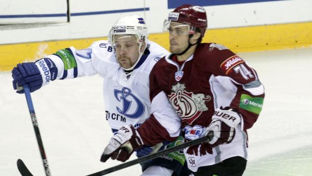 Erfahrung in der KHL: Johnson (re.) spielte für Dinamo Rigain der KHL.