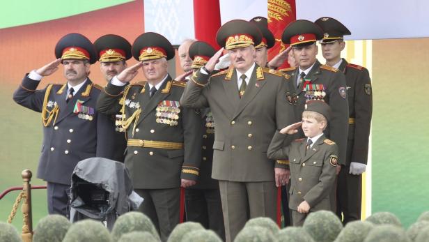 Diktator mit Generälen und Sohn Nikolai, der dem Papi nachfolgen soll.