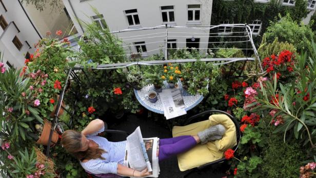 Hier braucht man kein Handtuch, um den Platzz zu reservieren: Mit der Zeitung in der Hand auf dem eigenen Balkon entspannen.