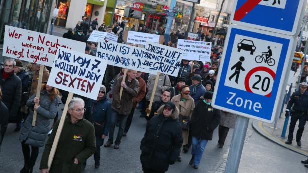 „Mitspracherecht“ forderten die Demonstranten von Verkehrsstadträtin Maria Vassilakou (Grüne, re.) mit Schildern und Trillerpfeifen ein