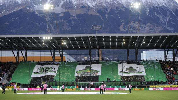 Prächtige Kulisse: Die Nordkette bildet den Rahmen für das Innsbrucker Tivolistadion, die Nordtribüne sorgt für die lauten Nebengeräusche.