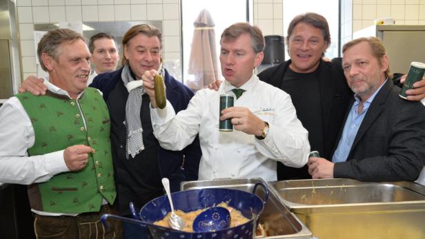 Der Meister gibt Kollegen die Picknickgurke: Mörwald mit den Hauben-Hamstern Petz, Gerer &amp;amp; Hanner.