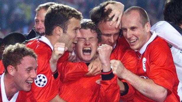 POY57D:YEAREND-PICTURES:BARCELONA,SPAIN - Manchester United&#039;s Ole Gunner Solskjaer (C) celebrates his winning goal with team mates Jaap Stam, (R) Teddy Sheringham, (2R) Ronny Johhnsen (4R) and Nicky Butt during the European Cup Final in Barcelona&#039;s Nou Camp stadium May 26. Manchester United won the match 2-1 on two late goals. kc/Photo by Dan Chung REUTERS