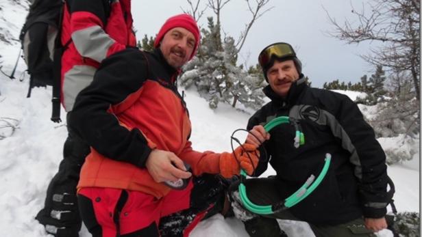 Die Lawinenkommission bei der Anbringung des Lawinits in einem Hang am Schneeberg. Zuvor werden Schneeprofile erstellt