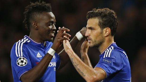 Zwei Fußballspieler in blauen Trikots geben sich ein High-Five.