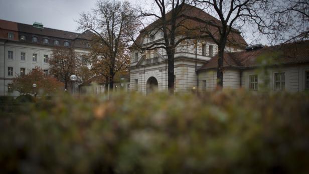 Ein Blick auf ein Gebäude mit rotem Dach und Bäumen im Herbst.