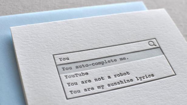 Eine Grußkarte zeigt eine stilisierte Suchleiste mit Vorschlägen wie „You auto-complete me“.