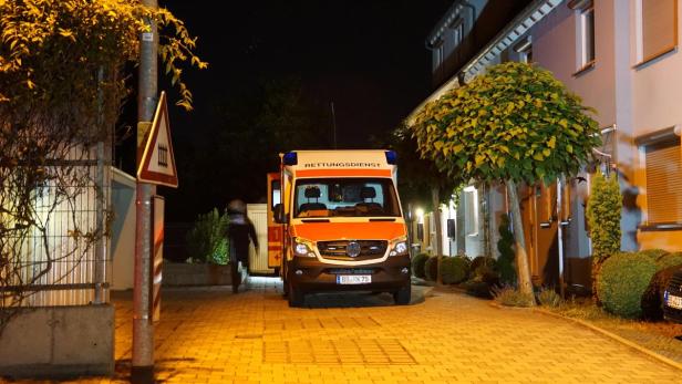 Ein Rettungsfahrzeug steht in der Nacht zum 11.07.2015 nahe der Böblinger Straße in Holzgerlingen (Baden-Württemberg), wo ein Mann die Familie seiner Ex-Freundin, darunter zwei Kinder, in seine Gewalt gebracht hatte.